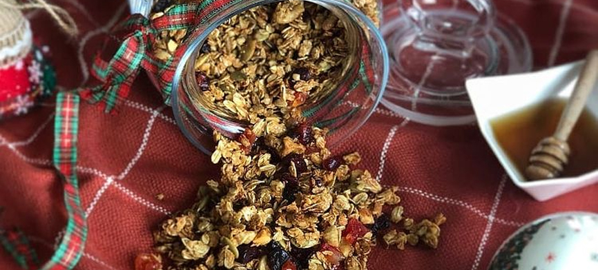 Sağlıklı Atıştırmalık Tarifi: Evde Kahvaltılık Granola Yapalım